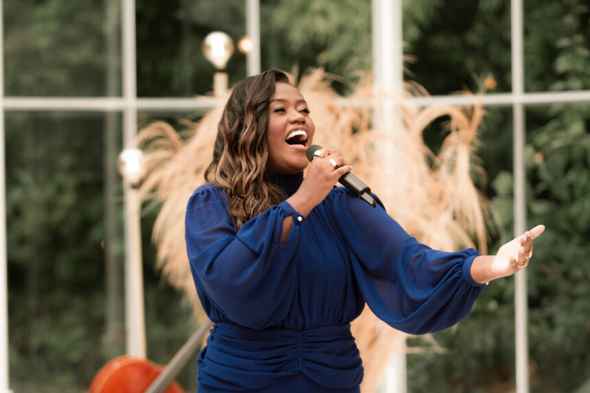 Uma das grandes vozes da nova geração de artistas pentecostais, a cantora Nathália Braga estreia na Onimusic com o single “Quem Tu És?”. Foto: Divulgação.