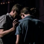 Relato sobre a resistência dos cristãos no Iêmen que, apesar da vigilância e repressão, mantêm reuniões secretas e células de oração em 2026. Foto: Representativa/Unsplash.