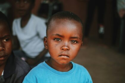 Menino de 5 anos sofre agressões na escola após pais revelarem ser cristãos na África: ''Ele tinha ataques de pânico''. Foto: Representativa/Unsplash.