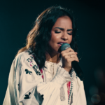 A cantora Julia Vitória lançou a inédita “Jesus, Meu Amigo, Meu Salvador”, reforçando a mensagem central da Páscoa cristã. Foto: Divulgação.