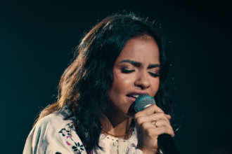 A cantora Julia Vitória lançou a inédita “Jesus, Meu Amigo, Meu Salvador”, reforçando a mensagem central da Páscoa cristã. Foto: Divulgação.