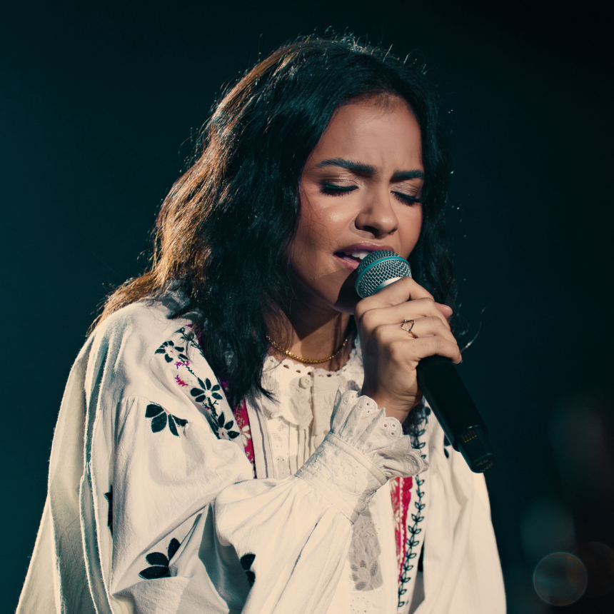 A cantora Julia Vitória lançou a inédita “Jesus, Meu Amigo, Meu Salvador”, reforçando a mensagem central da Páscoa cristã. Foto: Divulgação.