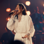 Na gravação do DVD “Ao Vivo na Ópera de Arame”, Julia Vitória emocionou o público com a inédita “Princípio e Fim”. Foto: Divulgação.