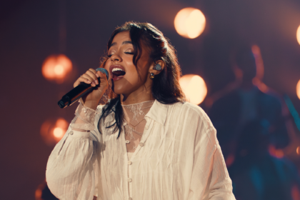 Na gravação do DVD “Ao Vivo na Ópera de Arame”, Julia Vitória emocionou o público com a inédita “Princípio e Fim”. Foto: Divulgação.