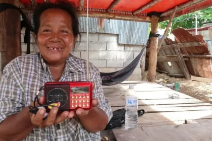 Viúva aceita Jesus após receber ajuda de missão no Camboja, que reconstruiu sua casa e levou esperança em meio à tragédia. Foto: Reprodução/Samaritan's Purse