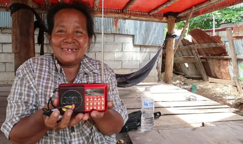 Viúva aceita Jesus após receber ajuda de missão no Camboja, que reconstruiu sua casa e levou esperança em meio à tragédia. Foto: Reprodução/Samaritan's Purse