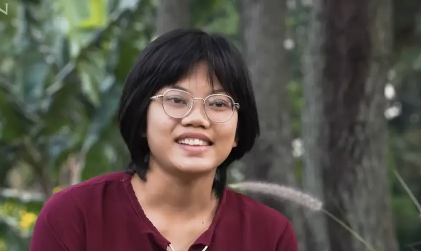 Ex-muçulmana se converte após viver experiências marcantes com sonhos em que via um homem vestido de branco, que ela acredita ser Jesus. Foto: Reprodução/CBN News