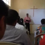 Culto na Índia é interrompido após invasão de radicais hindus, que atacaram cristãos, deixaram feridos e expulsaram fiéis de vila. Foto: Reprodução/YouTube/Portas Abertas Brasil