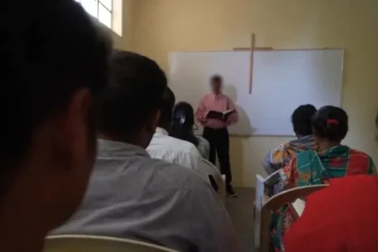 Culto na Índia é interrompido após invasão de radicais hindus, que atacaram cristãos, deixaram feridos e expulsaram fiéis de vila. Foto: Reprodução/YouTube/Portas Abertas Brasil