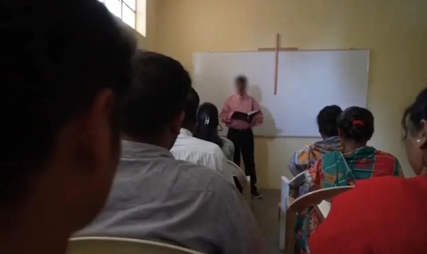 Culto na Índia é interrompido após invasão de radicais hindus, que atacaram cristãos, deixaram feridos e expulsaram fiéis de vila. Foto: Reprodução/YouTube/Portas Abertas Brasil