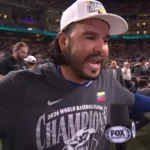 Jogador da Venezuela, Eugenio Suárez destaca que time ora antes dos jogos e dá glória a Deus após título da Venezuela no WBC. Foto: captura de tela/YouTube/Fox Sports