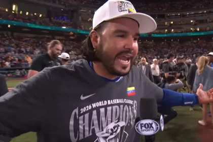 Jogador da Venezuela, Eugenio Suárez destaca que time ora antes dos jogos e dá glória a Deus após título da Venezuela no WBC. Foto: captura de tela/YouTube/Fox Sports