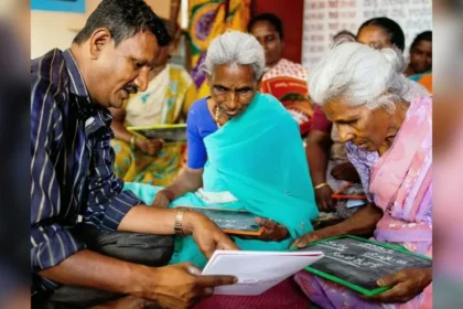 Missão na Índia alfabetiza adultos com a Bíblia, levando esperança a milhares de pessoas que nunca tiveram acesso à leitura. Foto: Reprodução/Facebook/Mission India