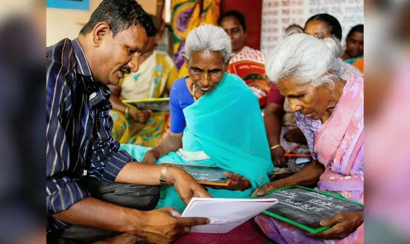 Missão na Índia alfabetiza adultos com a Bíblia, levando esperança a milhares de pessoas que nunca tiveram acesso à leitura. Foto: Reprodução/Facebook/Mission India