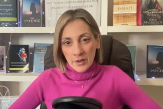 A ex-médium Jenn Nizza fez um alerta sobre a crescente normalização do ocultismo na cultura contemporânea. Foto: Reprodução/YouTube/No Longer Nomads