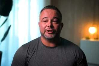 Ex-criminoso, Kory Gordon tem vida transformada após encontro com Jesus na prisão e hoje atua como pastor nos EUA. Foto: Reprodução/YouTube/Delafé Testimonies