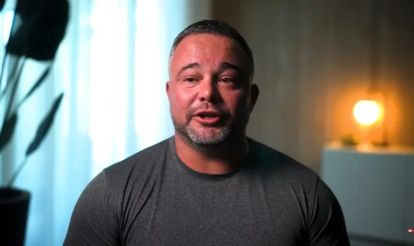 Ex-criminoso, Kory Gordon tem vida transformada após encontro com Jesus na prisão e hoje atua como pastor nos EUA. Foto: Reprodução/YouTube/Delafé Testimonies