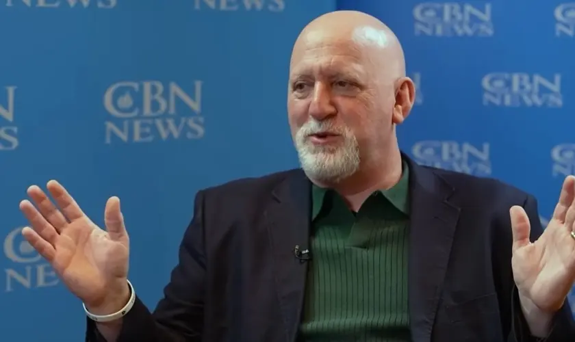 Ex-judeu decide ler a Bíblia para refutar o cristianismo, mas acaba encontrando Jesus e se convertendo após estudar as Escrituras. Foto: Reprodução/YouTube/CBN News