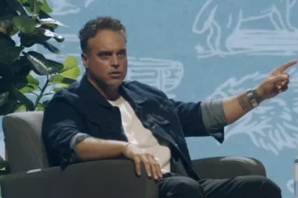 Pastor ex-ator pornô tem alertado que muitos homens enfrentam dificuldades para viver o propósito de Deus em suas vidas. Foto: Reprodução/YouTube/Crosspoint City Church