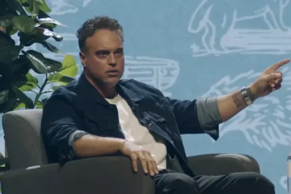 Pastor ex-ator pornô tem alertado que muitos homens enfrentam dificuldades para viver o propósito de Deus em suas vidas. Foto: Reprodução/YouTube/Crosspoint City Church