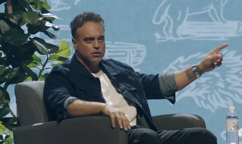 Pastor ex-ator pornô tem alertado que muitos homens enfrentam dificuldades para viver o propósito de Deus em suas vidas. Foto: Reprodução/YouTube/Crosspoint City Church