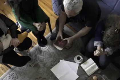 Perseguição no Irã não impede crescimento do cristianismo, e muitos estão encontrando esperança em Jesus mesmo sob risco. Foto representativa: Portas Abertas