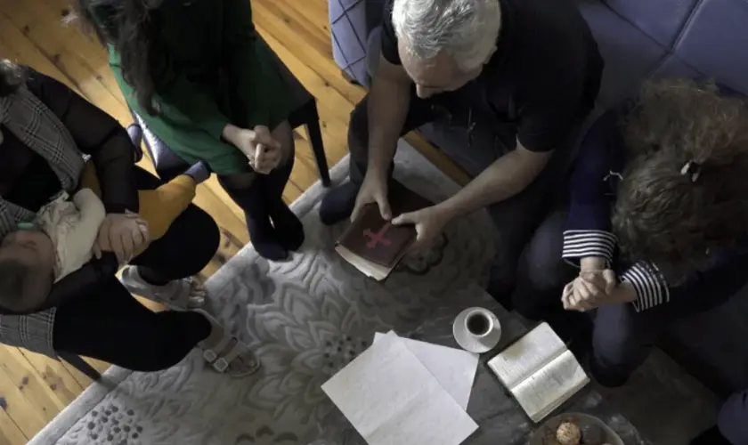 Perseguição no Irã não impede crescimento do cristianismo, e muitos estão encontrando esperança em Jesus mesmo sob risco. Foto representativa: Portas Abertas