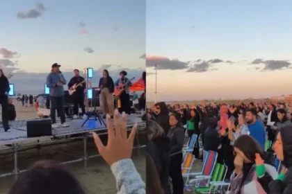 Culto em praia reúne multidão ao amanhecer no RS, com louvor, oração e pessoas entregando suas vidas a Jesus. Foto: Reprodução/Instagram/Sara Gomes Ribeiro