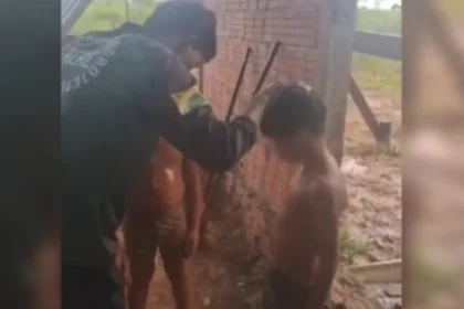 Missionário no Acre emociona ao registrar crianças entregando suas vidas a Jesus durante construção de igreja em Assis Brasil. Foto: Reprodução/Instagram/Mikeias Thomaz