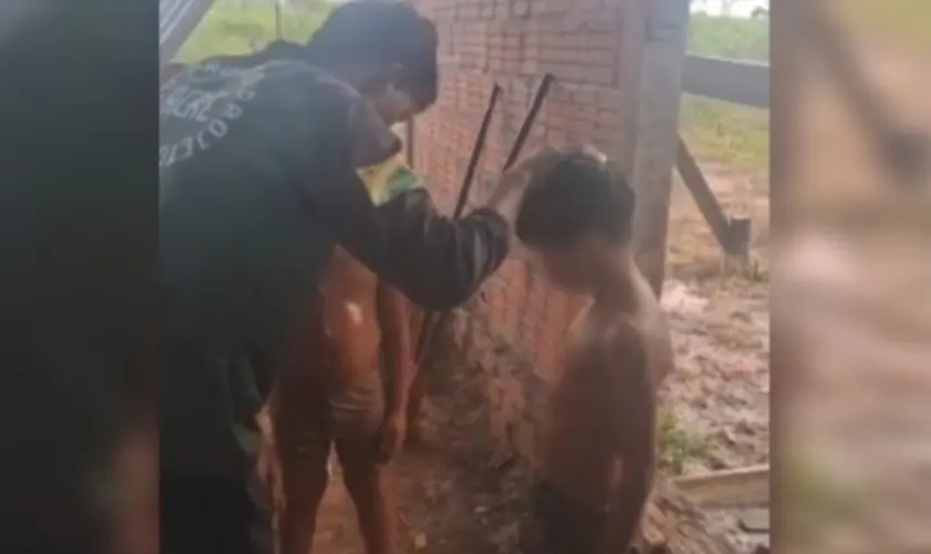 Missionário no Acre emociona ao registrar crianças entregando suas vidas a Jesus durante construção de igreja em Assis Brasil. Foto: Reprodução/Instagram/Mikeias Thomaz