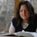 Ex-presa, Makenna Brown, encontra Jesus durante culto na cadeia e hoje é evangelista em penitenciárias dos EUA. Foto: Reprodução/CBN News