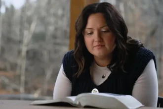 Ex-presa, Makenna Brown, encontra Jesus durante culto na cadeia e hoje é evangelista em penitenciárias dos EUA. Foto: Reprodução/CBN News