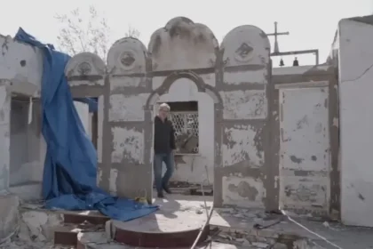 Relatório revela que mais de 700 templos ucranianos foram destruídos desde o início da guerra, com denúncias de perseguição a igrejas. Foto: Imagem ilustrativa/Reprodução/YouTube/PBS NewsHour