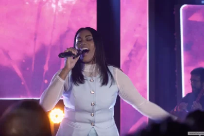 A cantora Elaine Martins apresentou, recentemente, o single “Nunca Mais”, terceira faixa do EP visual Essência. Foto: Divulgação.