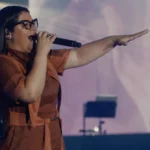 A cantora Midian Lima lançou, recentemente, a canção inédita “Não Está Nada Perdido”, mais um capítulo de seu novo projeto gravado ao vivo. Foto: Divulgação.