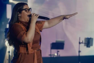 A cantora Midian Lima lançou, recentemente, a canção inédita “Não Está Nada Perdido”, mais um capítulo de seu novo projeto gravado ao vivo. Foto: Divulgação.