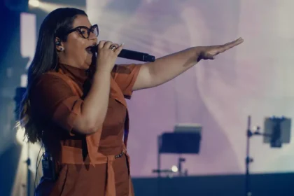 A cantora Midian Lima lançou, recentemente, a canção inédita “Não Está Nada Perdido”, mais um capítulo de seu novo projeto gravado ao vivo. Foto: Divulgação.