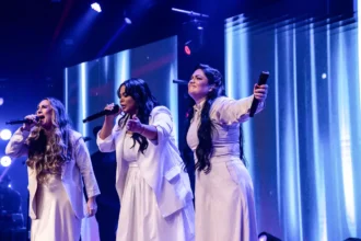 A dupla Gislaine e Mylena lançou o single “Ele Tem o Controle”, quinta faixa de seu novo projeto ao vivo, com Gisele Nascimento. Foto: Divulgação.