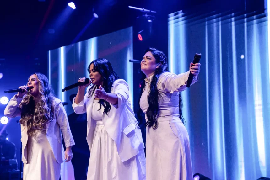A dupla Gislaine e Mylena lançou o single “Ele Tem o Controle”, quinta faixa de seu novo projeto ao vivo, com Gisele Nascimento. Foto: Divulgação.