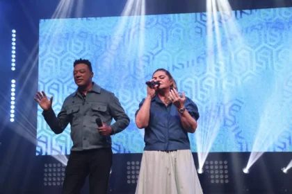 A cantora Léa Mendonça lançou, recentemente, a regravação da canção “Memórias”, agora em dueto com Marquinhos Gomes. Foto: Divulgação.