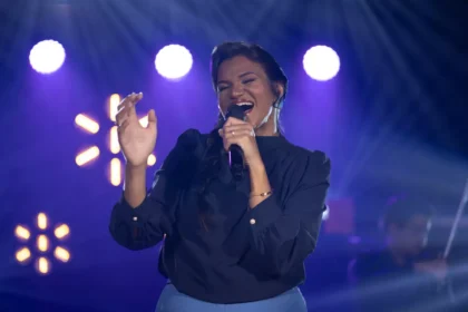 A cantora Fabiana Sinfrônio lançou recentemente o EP completo “Permissão de Deus”, disponibilizado nas plataformas digitais. Foto: Divulgação.