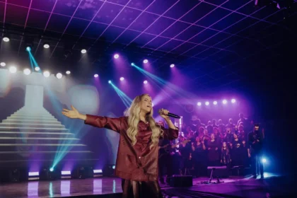 Marine Friesen lança “Este é o Mover”, versão ao vivo que integra o EP JEOVÁ e destaca uma mensagem de fé, cura e transformação espiritual. Foto: Divulgação.