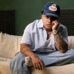 O cantor Norton mistura os gêneros musicais samba, trap, lo-fi e R&B em seu primeiro álbum lançado pela gravadora Onimusic. Foto: Divulgação.