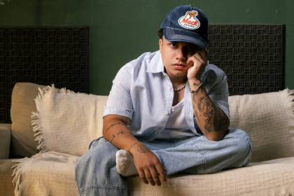 O cantor Norton mistura os gêneros musicais samba, trap, lo-fi e R&B em seu primeiro álbum lançado pela gravadora Onimusic. Foto: Divulgação.