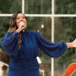 Menos de um mês após a estreia de Nathália Braga na Onimusic com “Quem Tu És?”, a cantora apresenta o álbum completo “Deus É!”. Foto: Divulgação.