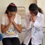 Após se converterem, garotas são proibidas pela família de frequentar centro comunitário e passam a enfrentar restrições para viver a fé. Foto: Representativa/Portas Abertas.