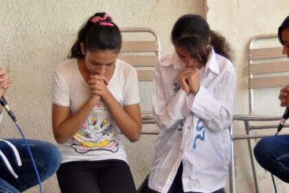 Após se converterem, garotas são proibidas pela família de frequentar centro comunitário e passam a enfrentar restrições para viver a fé. Foto: Representativa/Portas Abertas.