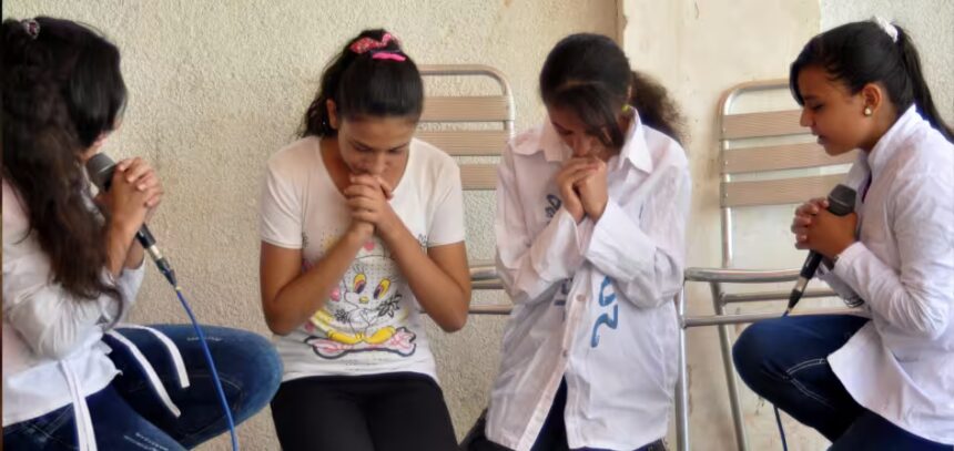 Após se converterem, garotas são proibidas pela família de frequentar centro comunitário e passam a enfrentar restrições para viver a fé. Foto: Representativa/Portas Abertas.
