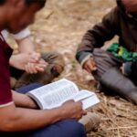 Após conversão de líder de vilarejo, moradores do Laos perseguem cristãos, confiscam bens e expulsam famílias, que seguem firmes na fé. Foto: Reprodução/Portas Abertas.