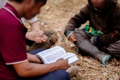Após conversão de líder de vilarejo, moradores do Laos perseguem cristãos, confiscam bens e expulsam famílias, que seguem firmes na fé. Foto: Reprodução/Portas Abertas.